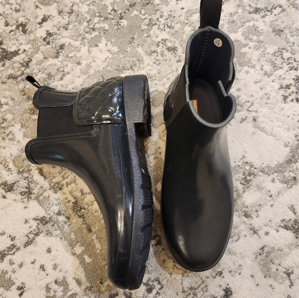 Women's Hunter Chelsea black ankle rain boots, (like New)
